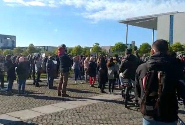 Notwendig: für Grundrechte streiten. -Mit Nazis auf die Straße gehen: Nicht!